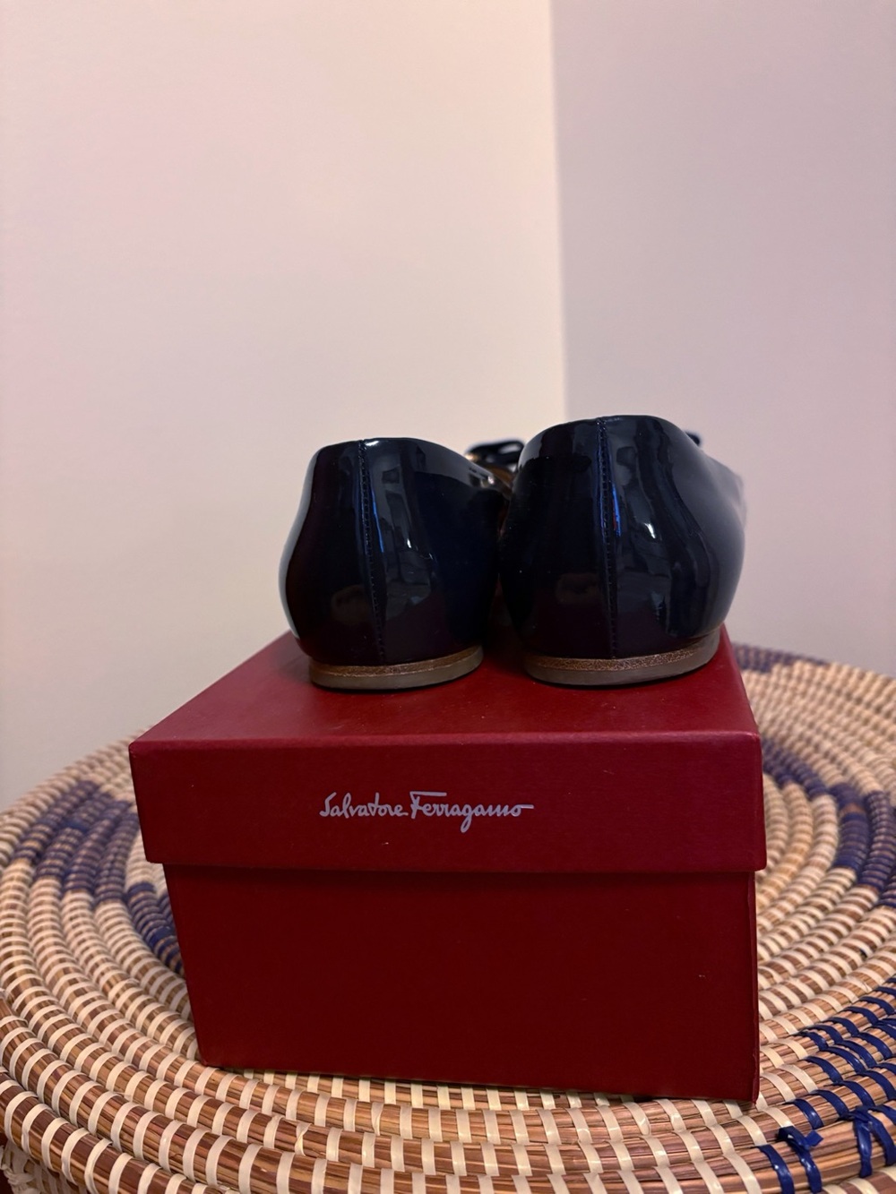 SALVATORE FERRAGAMO Varina Patent Navy Blue Leather Bow Ballet Flats EUC Sz 7.5 - Picture 9 of 12